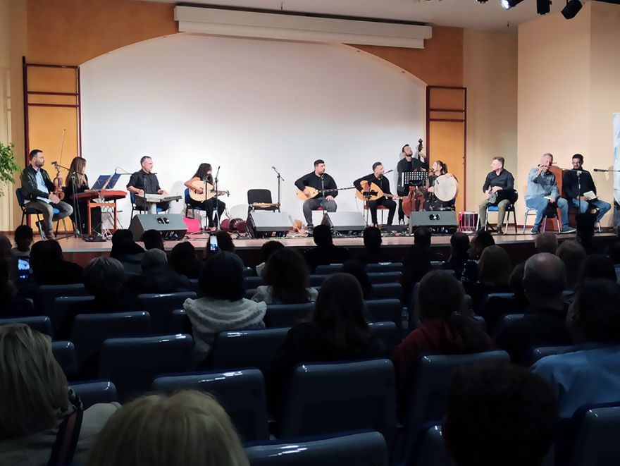 Παρακολούθηση μουσικής εκδήλωσης για τη μικρασιατική καταστροφή